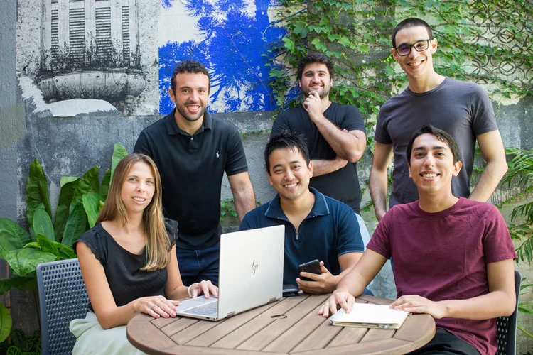 Daniela Labella, Guilherme Delai, Pedro Calderón (em pé), Lucas Kawazoi, Pedro Jahara e Jean Peguim (sentados) (Tiago Queiroz/Divulgação)