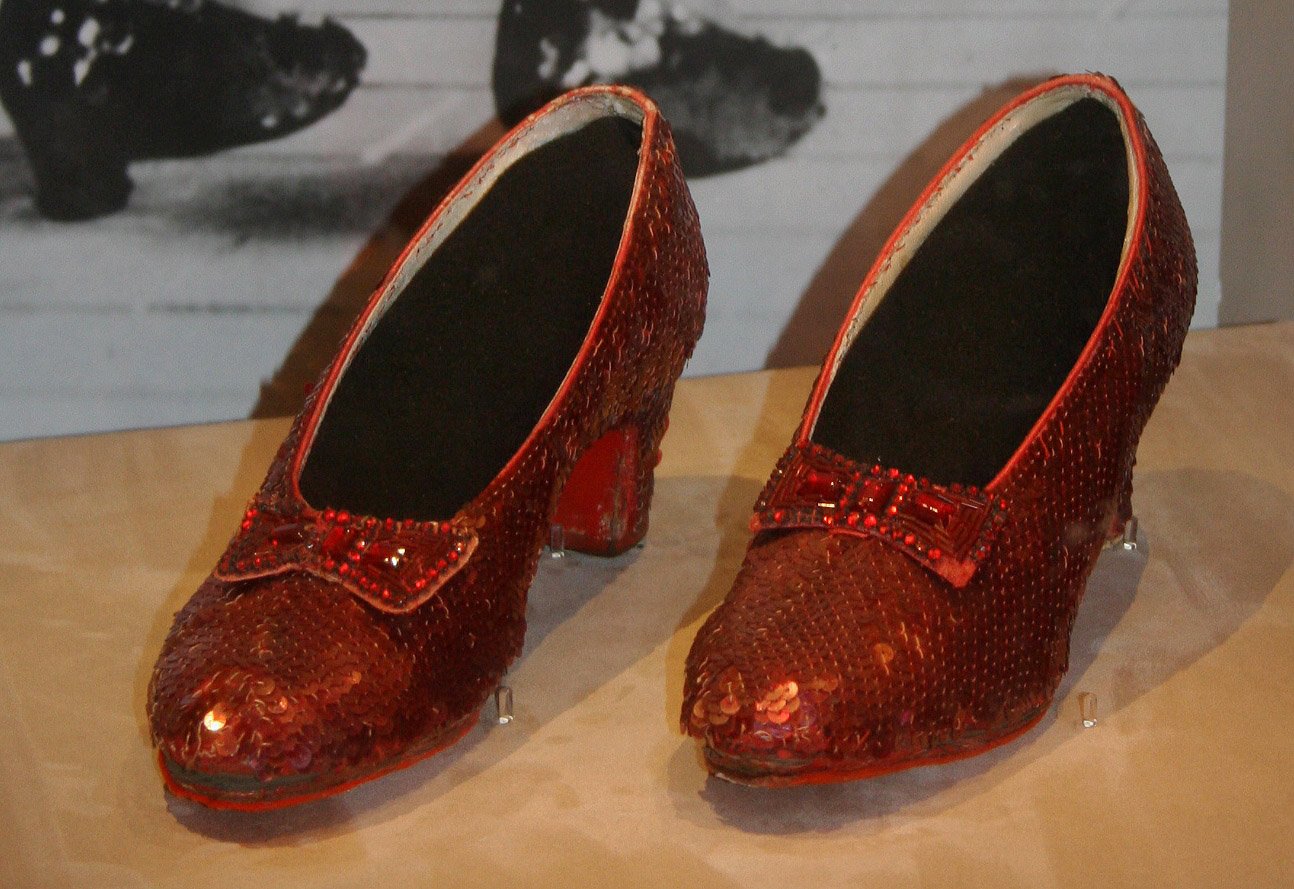 Sapatos vermelhos usados por Judy Garland serão leiloados por até US$ 3 milhões