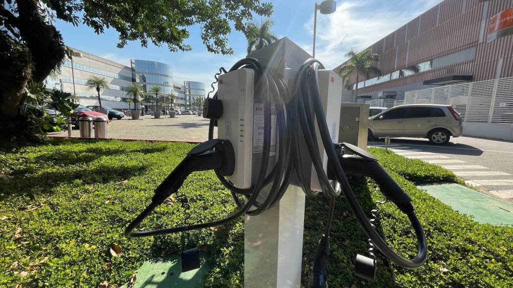 Complexo empresarial quadruplica pontos para carregamento de carros elétricos