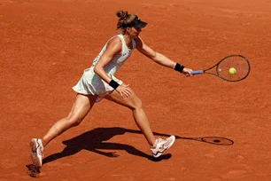Imagem referente à matéria: Bia Haddad sofre com saque e perde de virada na estreia em Roland Garros
