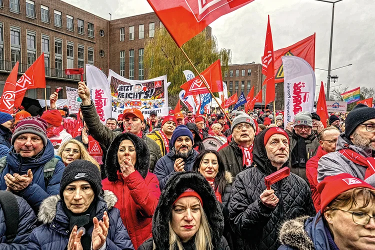 Greve da Volkswagen em Wolfsburg: indústria de carros vive crise por dificuldade de competir com a China (Martin Meissner/Getty Images)
