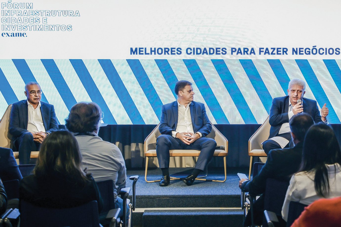 Os prefeitos de Hortolândia, Zezé Gomes (à esq.), e de Cotia, Marcos Neves, debateram como as cidades fazem para atrair investimentos, junto com Marcos Monteiro, secretário de Infraestrutura da cidade de São Paulo