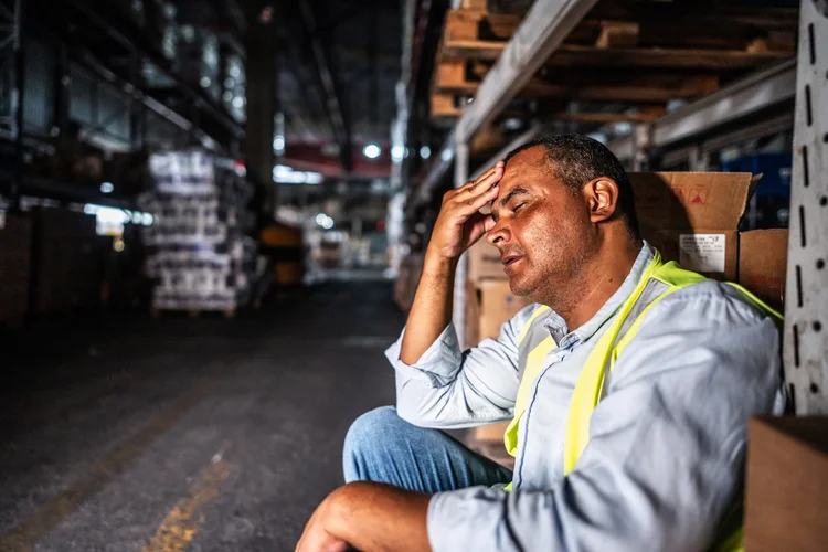 A sobrecarga pode levar a situações de burnout, prejudicando não apenas o trabalhador, mas também as empresas (FG Trade/Getty Images)