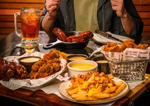 Quer comer de graça no Outback por um ano? Caminho pode ser uma costela apimentada