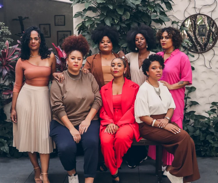 Equipe da consultoria Indique Uma Preta: Camila Fernandes, Verônica Dudiman, Girlene Brito e Amanda Abreu (de pé); Aretha Teodoro, Daniele Mattos e Bianca Flores (sentadas).
