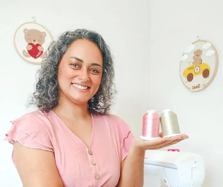 "Artesanato: Aline Lopes Batista criou uma marca de sucesso com produtos personalizados para mães e bebês.