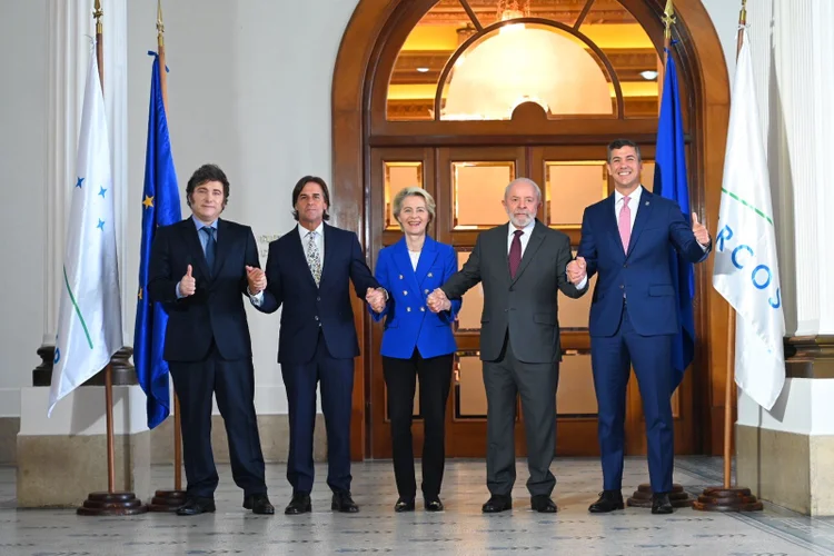 Os presidentes Javier Milei (Argentina), Lacalle Pou (Uruguai), Úrsula von der Leyen (Comissão Europeia), Lula (Brasil) e Santiago Peña (Paraguai), durante Cúpula do Mercosul (Ricardo Stuckert/Divulgação)