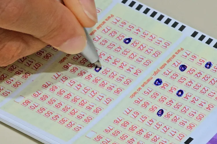 Marking the tens he thinks will be drawn (luoman/Getty Images)