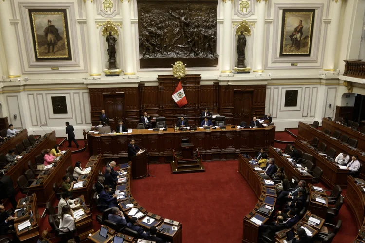 O primeiro-ministro do Peru, Gustavo Adrianzen (E), discursa no Congresso para buscar um voto de confiança para permanecer no cargo, apesar do escândalo de relógios de luxo que está abalando o governo, no Congresso Nacional em Lima, em 3 de abril de 2024. (Foto de Juan Carlos CISNEROS / AFP) (Foto de JUAN CARLOS CISNEROS/AFP via Getty Images) (Juan Carlos CISNEROS / AFP/Getty Images)