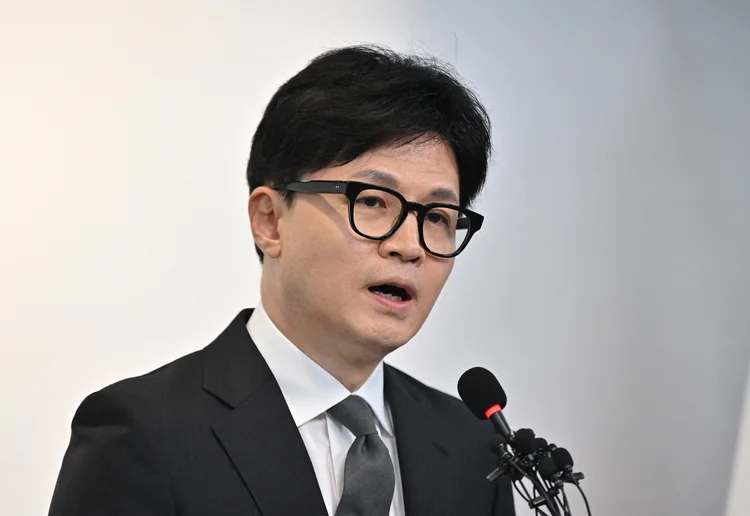 O líder do Partido do Poder Popular da Coreia do Sul, Han Dong-hoon, fala durante uma coletiva de imprensa sobre a eleição parlamentar na sede do partido em Seul em 11 de abril de 2024. O líder do partido governante da Coreia do Sul renunciou em 11 de abril após o partido ter sido derrotado pela oposição nas eleições parlamentares, deixando o presidente Yoon Suk Yeol como um pato manco pelo restante de seu mandato (JUNG YEON-JE/Getty Images)