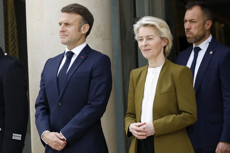  O presidente da França, Emmanuel Macron, está ao lado da presidente da Comissão Europeia, Ursula von der Leyen (Antoine Gyori/Getty Images)