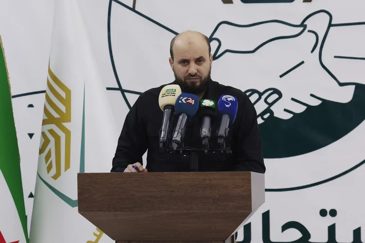 Mohamed Bashir, que lidera o chamado "Governo de Salvação" do HTS, dá uma entrevista coletiva na cidade de Idlib, no noroeste da Síria, controlada pelos rebeldes, em 28 de novembro de 2024 (Omar HAJ KADOUR/Getty Images)