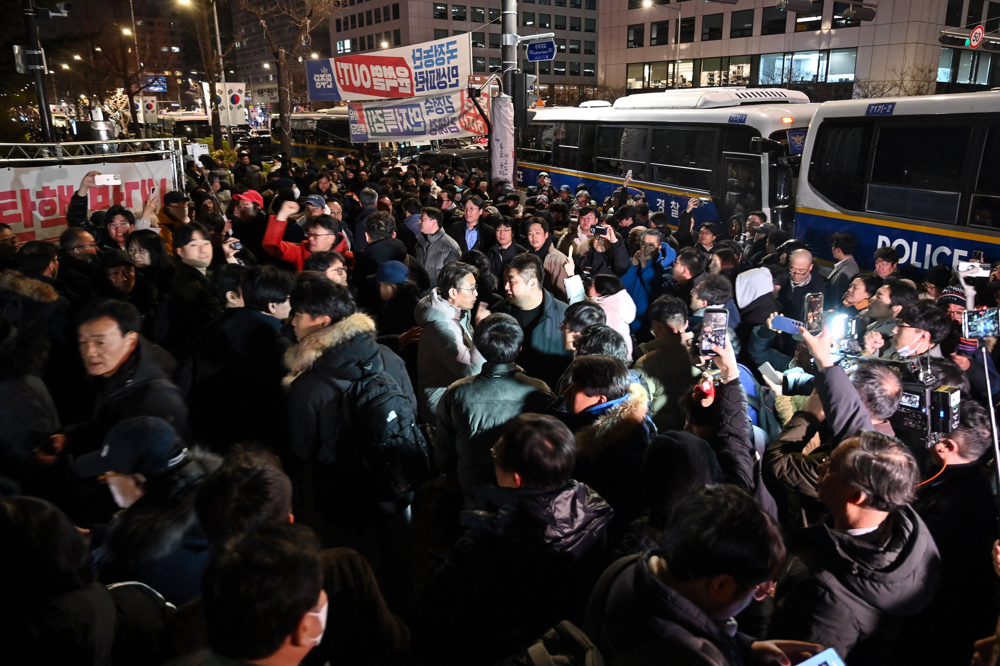 Pessoas se reúnem em frente ao portão principal da Assembleia Nacional em Seul, Coreia do Sul, em 4 de dezembro de 2024, depois que o presidente Yoon Suk Yeol declarou lei marcial de emergência. O presidente da Coreia do Sul, Yoon Suk Yeol, declarou lei marcial de emergência em 3 de dezembro, dizendo que a medida era necessária para proteger o país de "forças comunistas" em meio a disputas parlamentares sobre um projeto de lei orçamentária