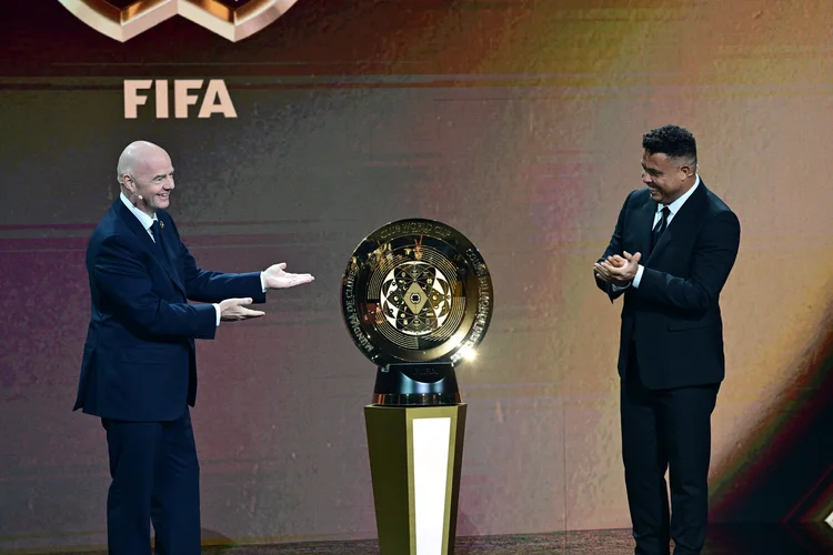  Gianni Infantino, presidente da FIFA, ao lado de Ronaldo Nazário, jogador brasileiro (Giorgio Viera/Getty Images)