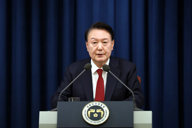 Nesta imagem de folheto fornecida pelo Gabinete Presidencial da Coreia do Sul, o presidente sul-coreano Yoon Suk-Yeol fala durante a declaração de lei marcial de emergência no Gabinete Presidencial em 03 de dezembro de 2024 em Seul, Coreia do Sul. O presidente Yoon Suk Yeol declarou lei marcial de emergência na terça-feira, acusando a oposição de "atividades antiestatais tramando rebelião" (South Korean Presidential Office /Getty Images)