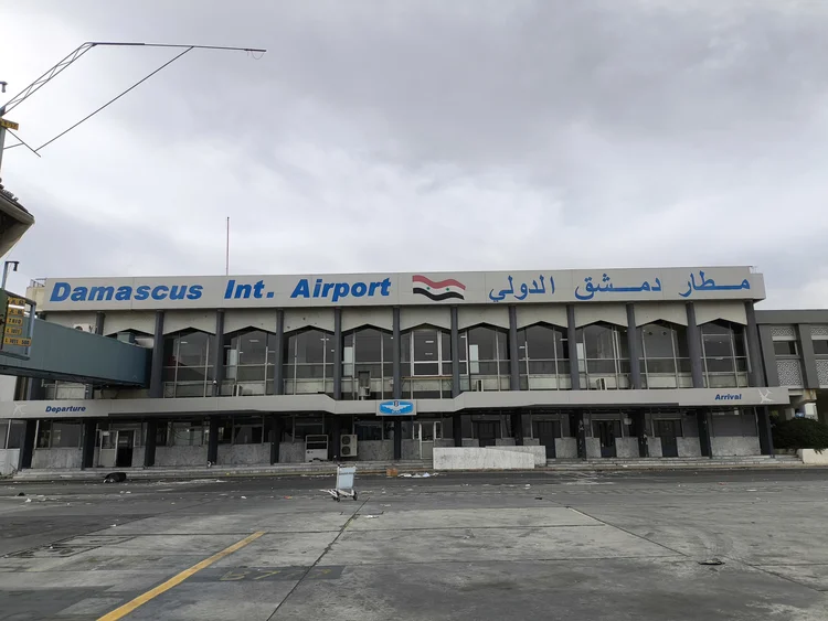 DAMASCO, SÍRIA - 11 DE DEZEMBRO: Uma vista do Aeroporto Internacional de Damasco enquanto os trabalhos de manutenção e reparo começam nos aviões da Syrian Airlines após o colapso do controle do regime em Damasco, Síria, em 11 de dezembro de 2024. (Foto de Abdulkarem Al Mohammad/Anadolu via Getty Images) (Abdulkarem Al Mohammad/Getty Images)