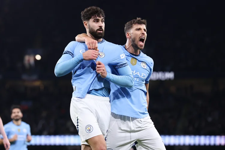 Josko Gvardiol do Manchester City comemora após marcar o primeiro gol de seu time durante a partida da Premier League entre Manchester City FC e Manchester United FC no Etihad Stadium em 15 de dezembro de 2024 em Manchester, Inglaterra (	Alex Livesey - Danehouse /Getty Images)