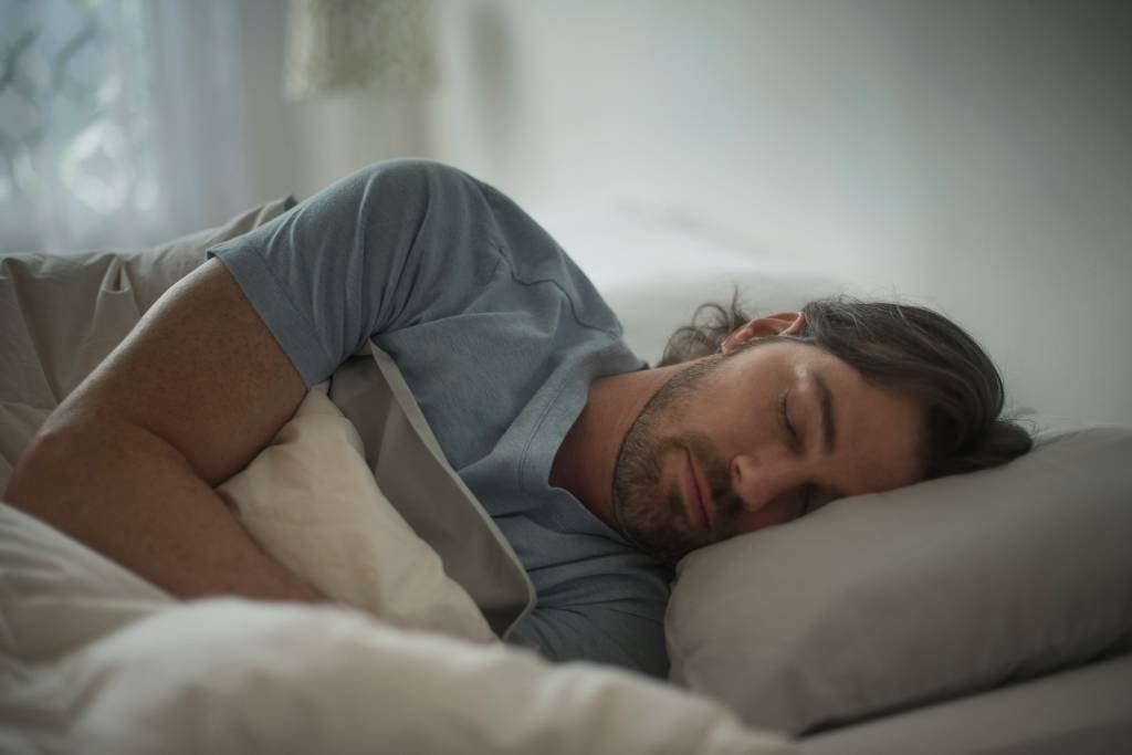 Como dormir em apenas 2 minutos? Conheça a técnica militar que está fazendo sucesso na internet