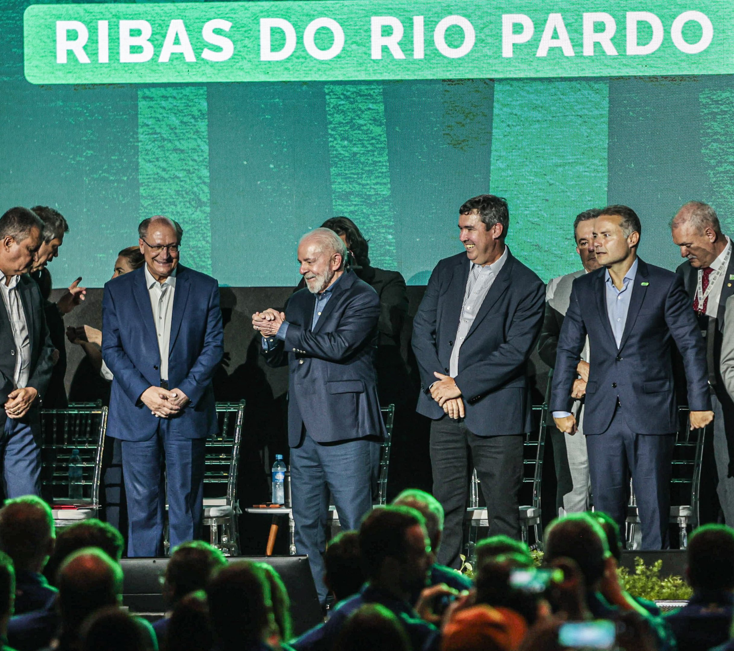 Vamos entregar economia crescendo, povo consumindo e o mercado reclamando, diz Lula