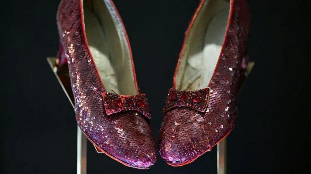 Sapatos de rubi de Dorothy, do 'Mágico de Oz', são vendidos por US$ 28 milhões em leilão