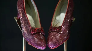 Imagem referente à matéria: Sapatos de rubi de Dorothy, do 'Mágico de Oz', são vendidos por US$ 28 milhões em leilão