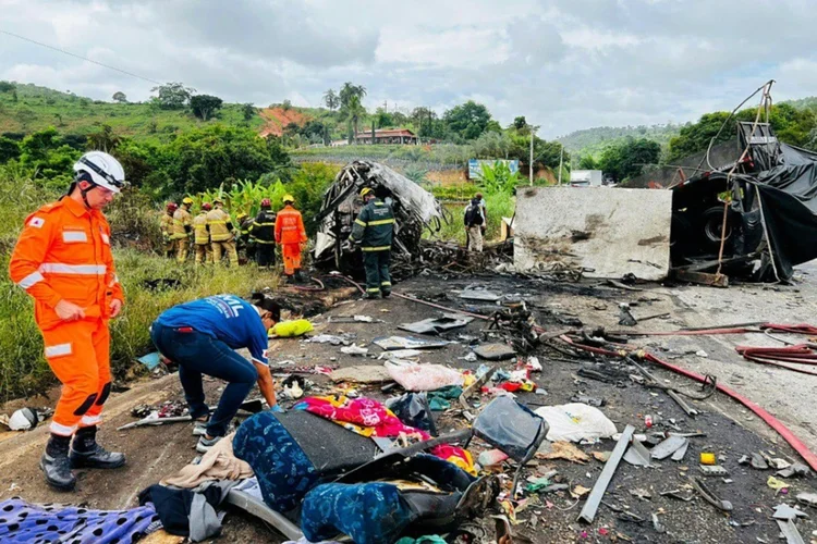 Foto divulgada pelo Corpo de Bombeiros de Minas Gerais mostra bombeiros trabalhando no local do um acidente, no município de Teófilo Otoni (AFP)