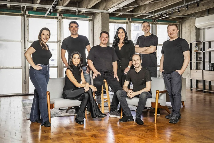Em pé, da esquerda para a direita, Juçara Serrano, André Domiciano, Luiz Gustavo, Claudia Brito, Bruno Venancio, Alessandro Jarzynski; sentados, Tais Mahalem e Marcelo Galbe, sócios da Coris: aquisição no meio da pandemia (Divulgação/Divulgação)
