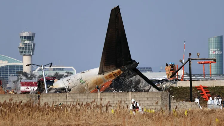 Após tragédia, aeroporto de Muan suspende operações até 1º de janeiro. Cerca de 2.800 profissionais atuam nas operações de resgate. (Han Myung-Gu/EFE)