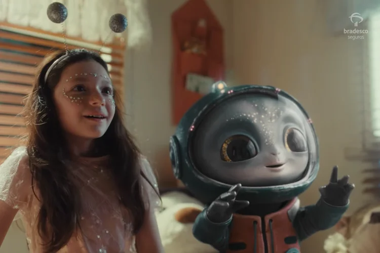 Cena do filme “A Busca”, produzido pela AlmapBBDO, que traz um extraterrestre e uma menina construindo uma amizade verdadeira na Terra (Divulgação)