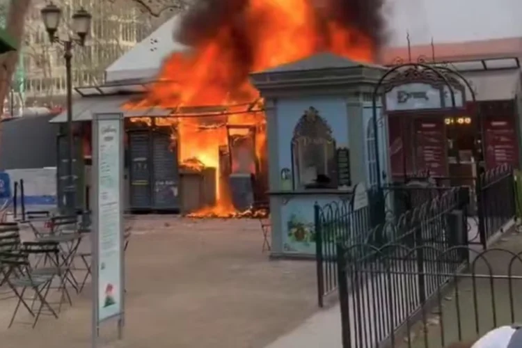 Imagem publicada nas redes sociais mostra labaredas de fogo em barraca montada no Bryant Park, em Nova York (Reprodução/X)