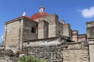 Arqueólogos acham passagem para a 'terra dos mortos' em túneis sob igreja — e descoberta impressiona