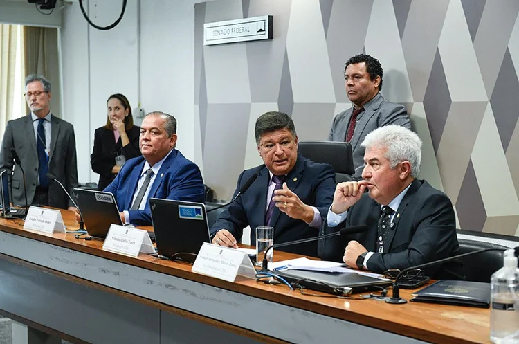 Na mesa (esq. para dir.): relator do PL que regulamenta a IA Eduardo Gomes, presidente Carlos Viana e Astronauta Marcos Pontes  (Agência Senado)