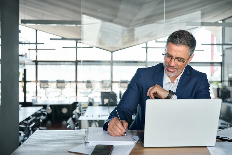 Empresas que adotarem tecnologias avançadas, como inteligência artificial, big data e análises preditivas, se destacarão (insta_photos/Getty Images)