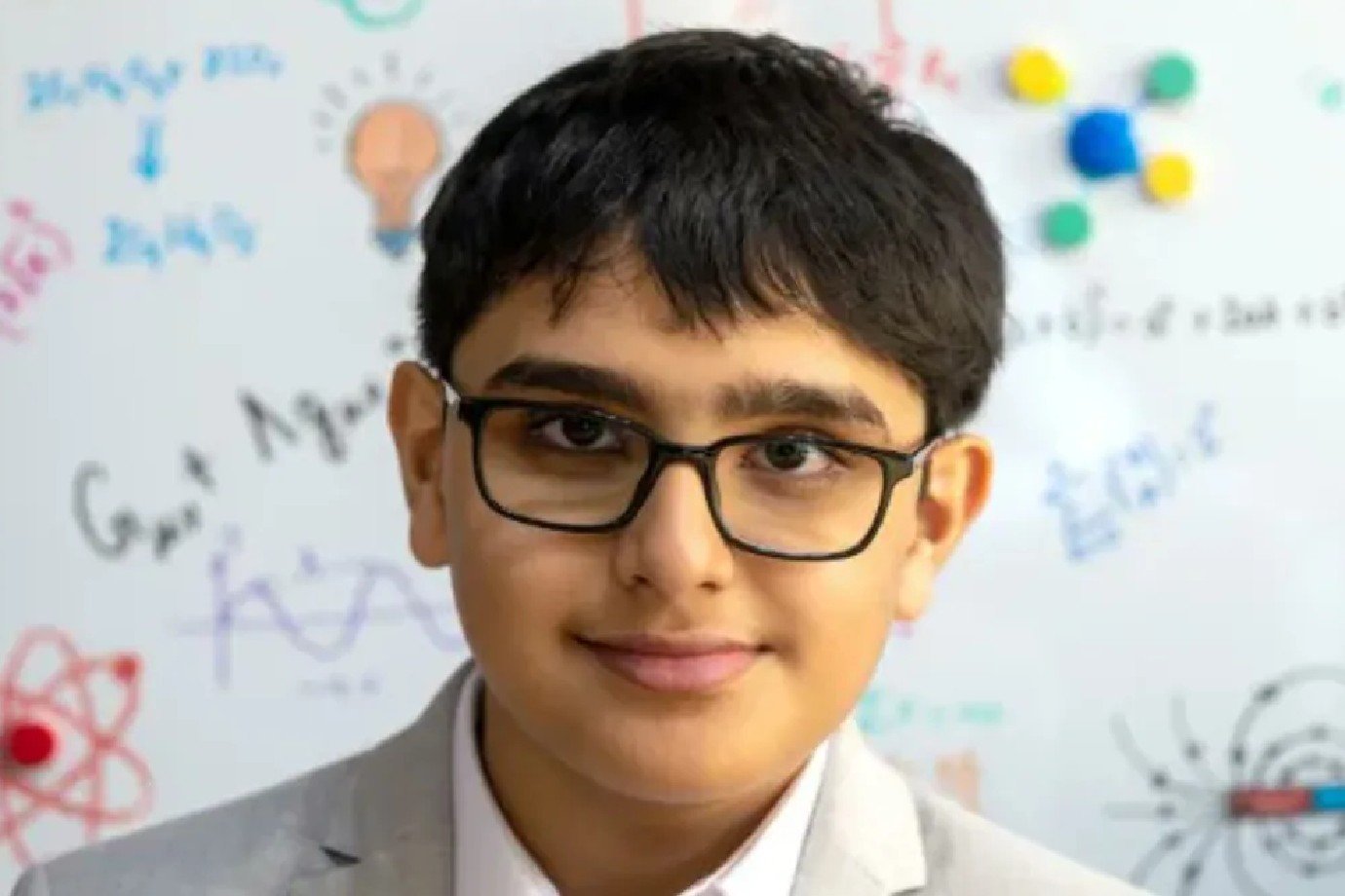 Krish Arora, garoto se destacou no mundo acadêmico por teste de QI superior ao de Albert Einstein e Stephen Hawking