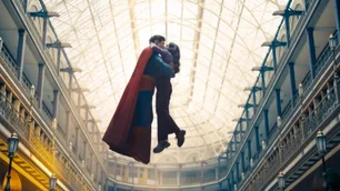 Imagem referente à matéria: Superman: David Corenswet assume o manto de herói no novo trailer; veja o vídeo