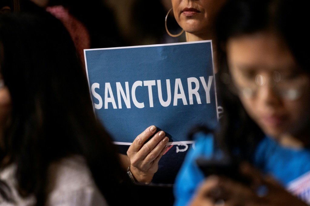 Antes da posse de Trump, Los Angeles aprova status de 'cidade santuário' para imigrantes