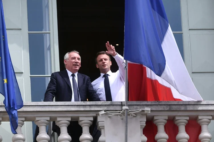 O presidente francês Emmanuel Macron (à direita) posa com seu aliado centrista e prefeito de Pau, François Bayrou (AFP)