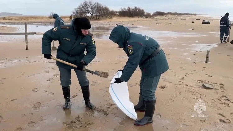 Socorristas trabalham na limpeza do vazamento de óleo provocado pelo naufrágio de dois petroleiros na costa do Mar Negro, em 17 de dezembro de 2024 (Agence France-Presse/AFP)