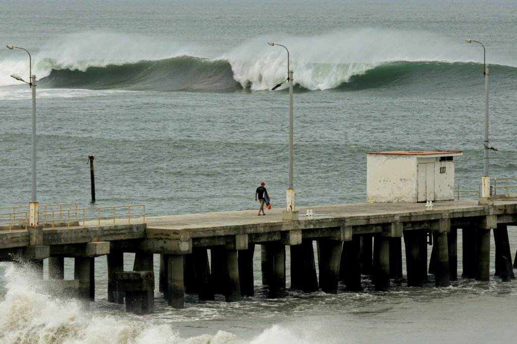 Ondas intensas atingem costas do Peru e do Equador