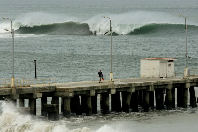 No Peru, fenômeno começou em 25 de dezembro e deverá afetar zonas do litoral norte, centro e sul do país (AFP/AFP Photo)