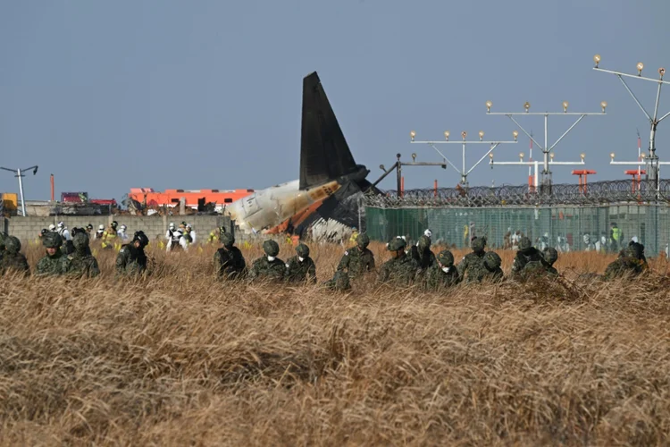 O avião transportava 181 pessoas da Tailândia para a Coreia do Sul quando fez um pedido de socorro e aterrissou sem trem de pouso, antes de colidir com um muro e pegar fogo (AFP/AFP Photo)