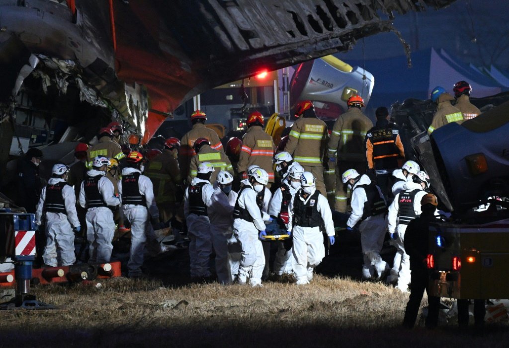 Sobrevivente de acidente de avião na Coreia do Sul é comissário e está consciente