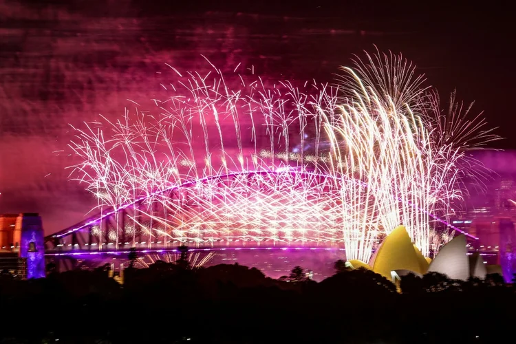 Fogos de artifício: o mundo comemora o início de 2025 em meio a reflexões sobre um ano turbulento (AFP)