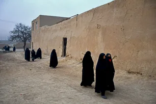 Imagem referente à matéria: Talibã proíbe janelas com vista para casas vizinhas onde moram mulheres