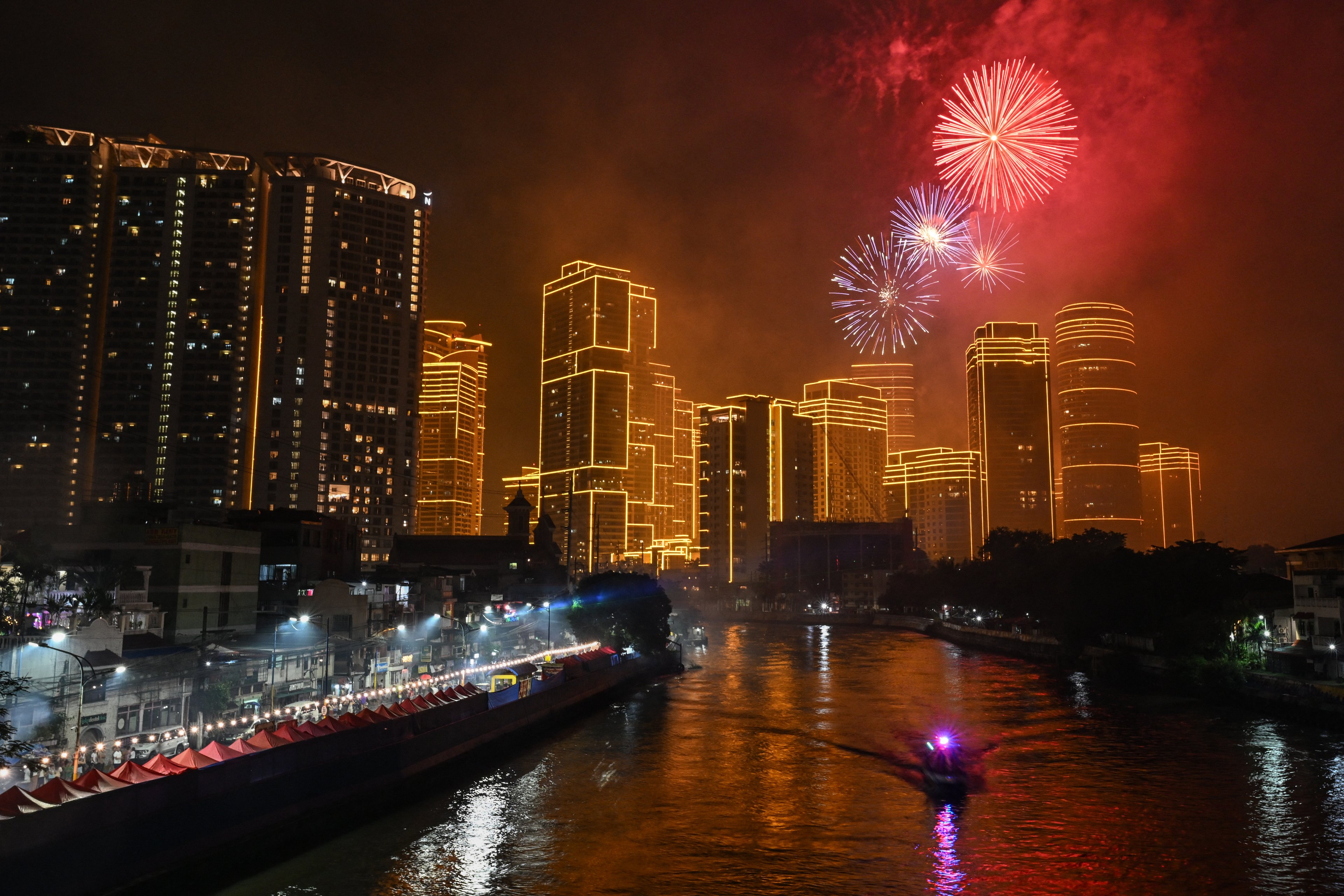 Fireworks light up the sky ushering in the New Year in Makati, Metro Manila on January 1, 2025. (Photo by J)