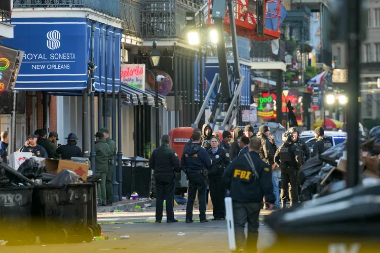 Policiais cercam picape Ford F-150 usada em ataque em Nova Orleans, em 1º de janeiro (Matthew Hinton/AFP)