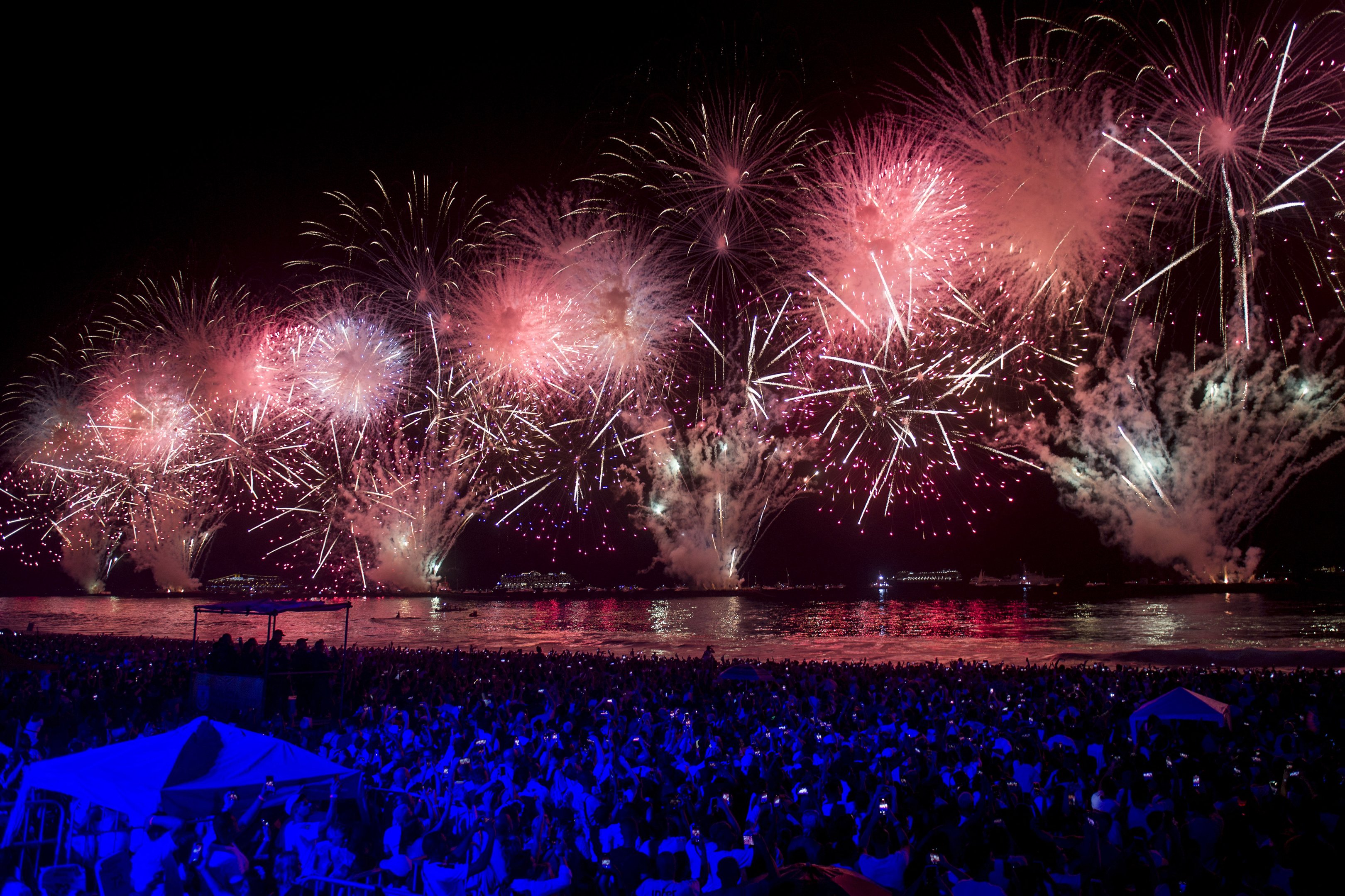 Fogos de artifício em Copacabana, no Rio de Janeiro, na virada de 2025