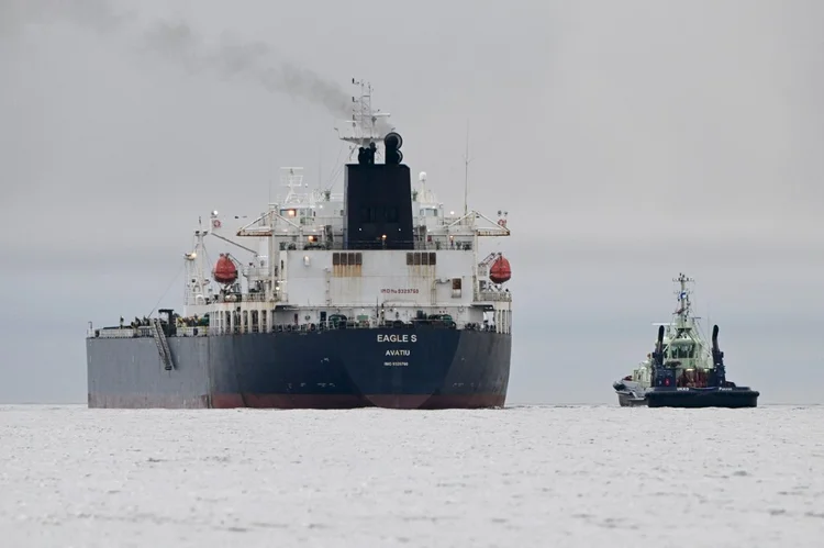 O navio-tanque Eagle S, na costa da Finlândia (Jussi Nukari/AFP)