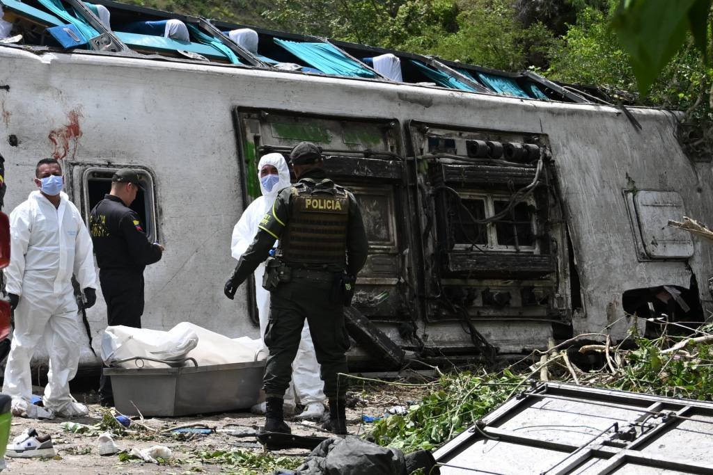 Ônibus cai em abismo no sudoeste da Colômbia e deixa 12 mortos e 30 feridos