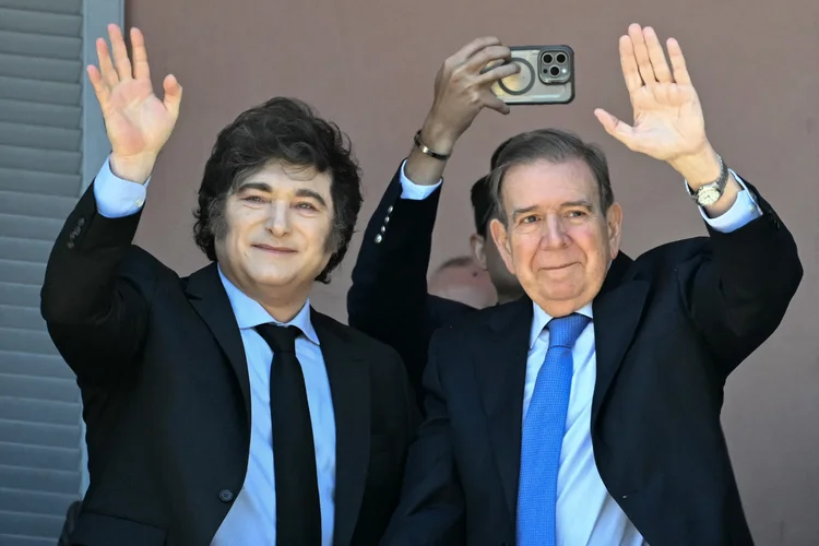 Política: Javier Milei, à esquerda, e Edmundo González Urrutia, à direita (Luis ROBAYO/AFP)